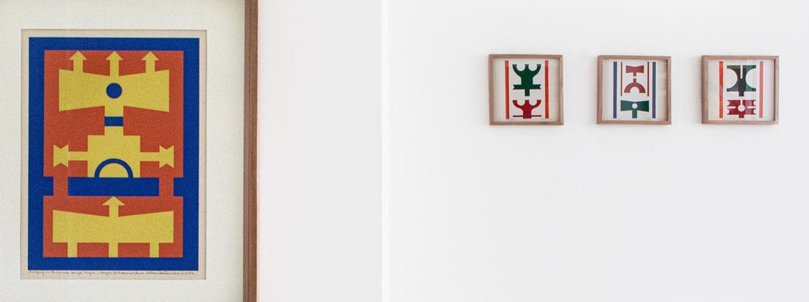 Parede branca com os quadros Emblemas, de Rubem Valentim